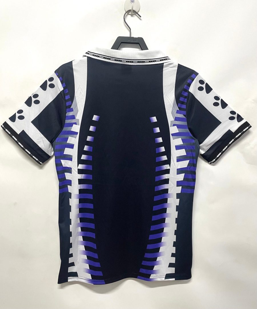 Camisola third vintage do Real Madrid época mil novecentos e noventa e sete mil novecentos e noventa e oito
