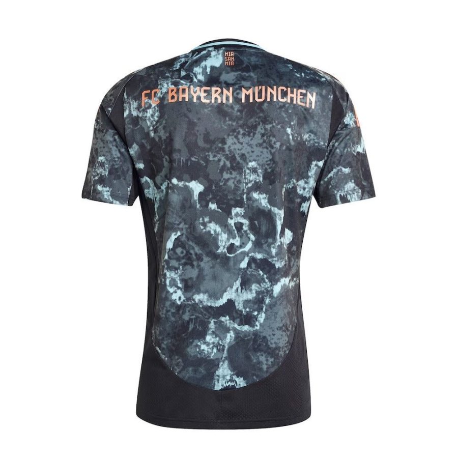 tenue-de-football-bayern-munich-exterieur-rouge-et-blanc-avec-ecusson-du-club equipamento de futebol Bayern Munich alternativa vermelho e branco com emblema do clube