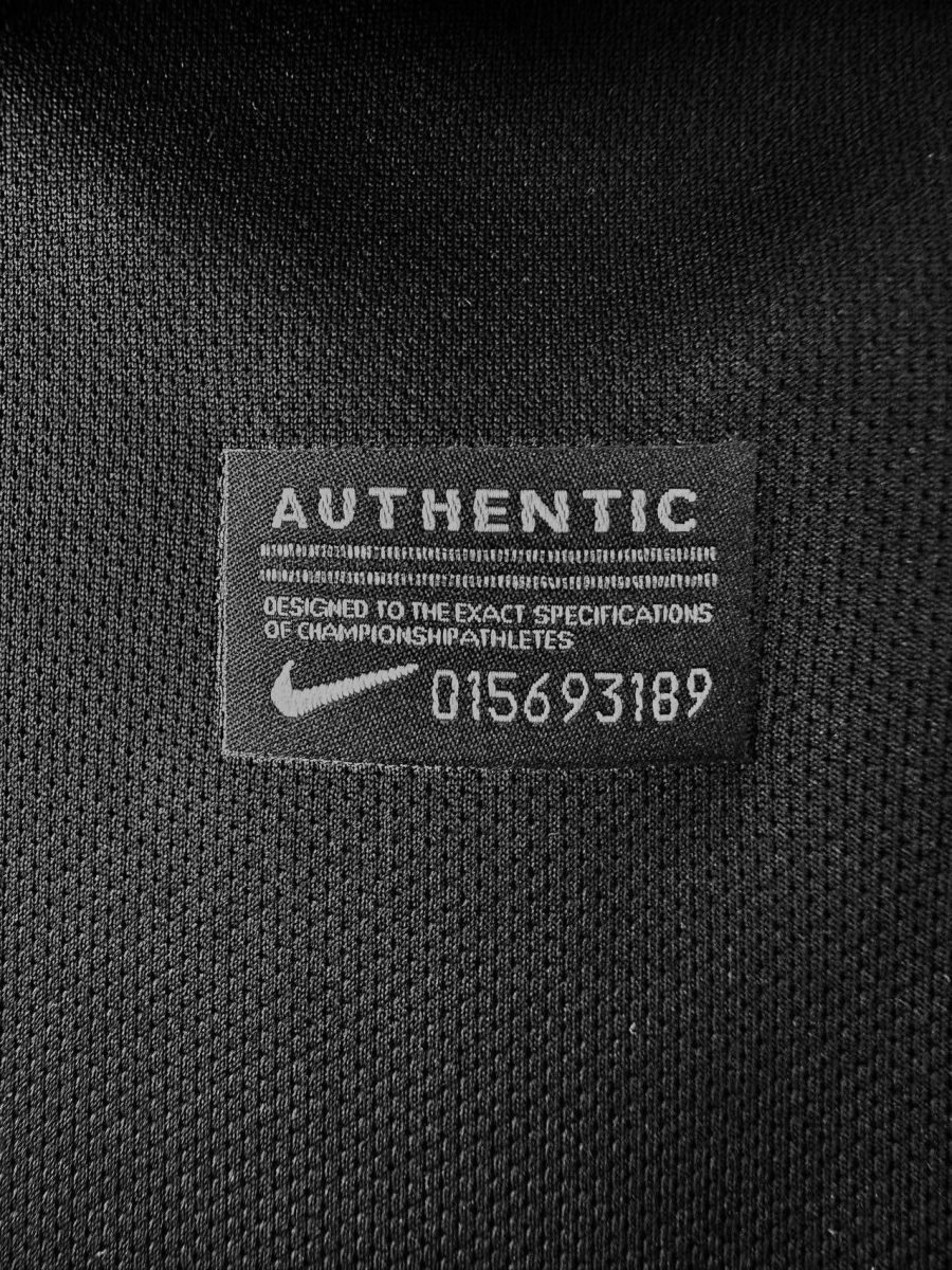 tenue-de-football-bresil-noir-avec-ecusson-et-finitions-premium Equipamento de futebol Brasil preto com emblema e acabamentos premium