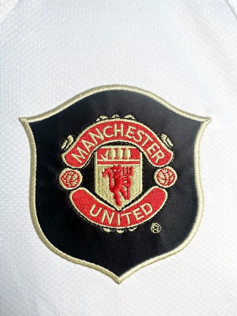 Equipamento de futebol Manchester United vermelho modelo alternativo vintage