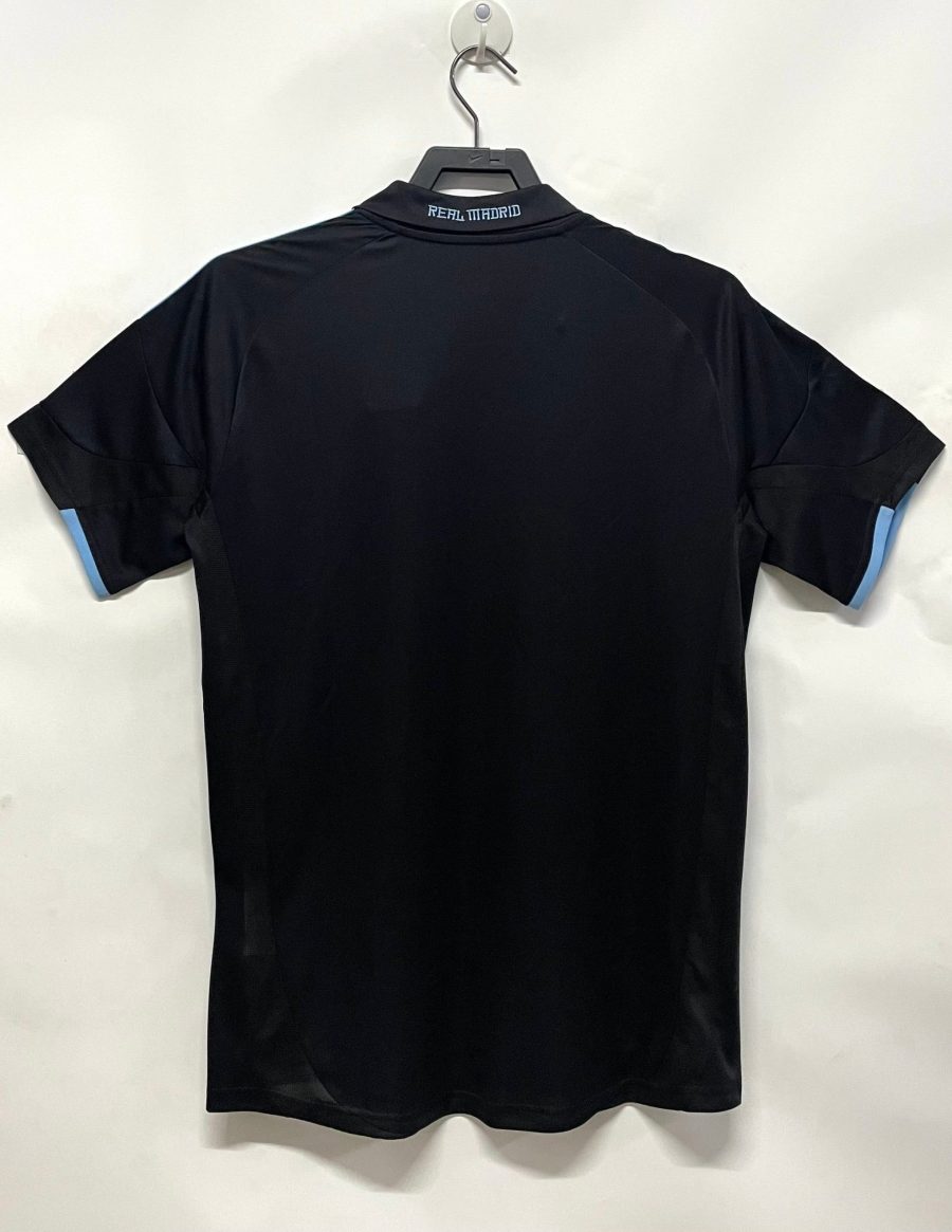 equipamento de futebol Real Madrid branco e azul versão alternativa 2009 2010