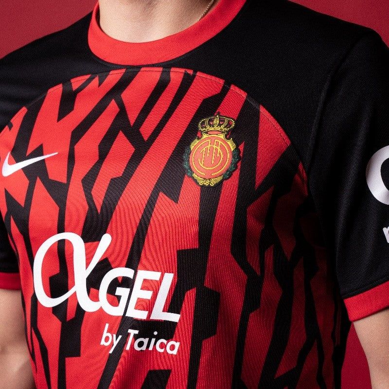 equipamento principal RCD Mallorca vermelho e preto camisola de futebol espanhol