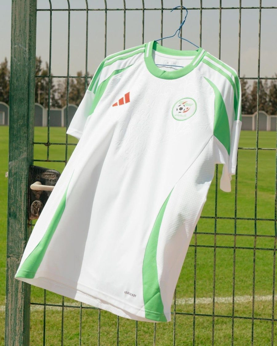equipamento oficial Argélia futebol cor branca e verde 2024 2025