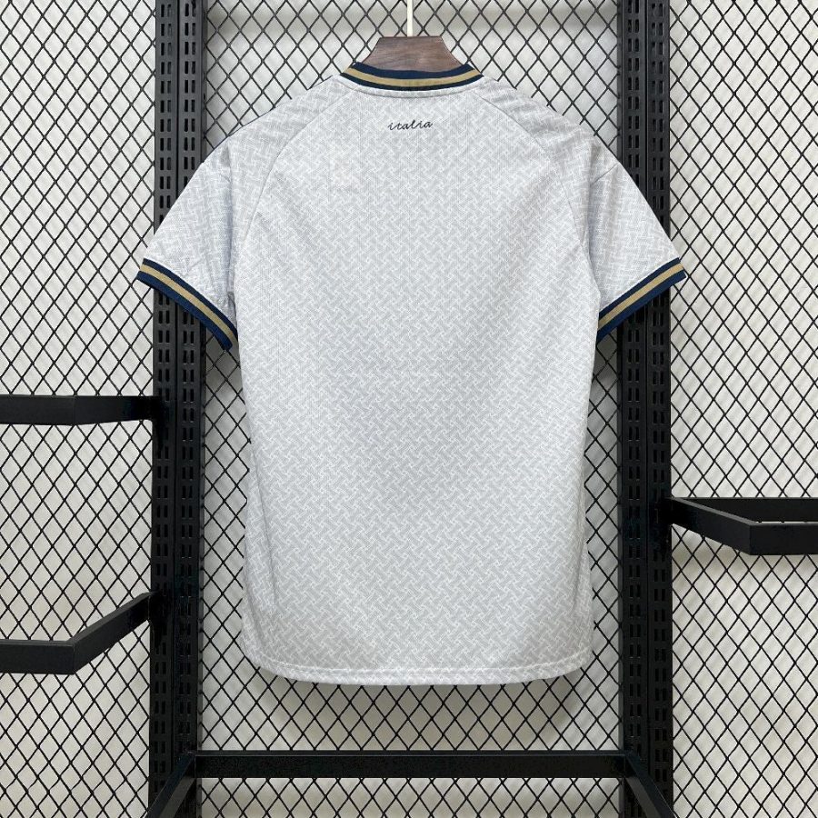 tenue-officielle-azzurri-pour-match-a-l-exterieur-coupe-2026 equipamento oficial azzurri para jogo fora de casa copa 2026