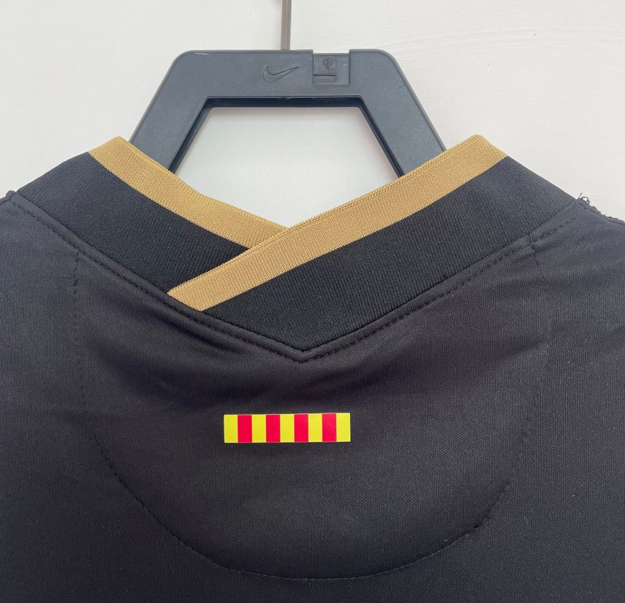 tenue officielle Barça jersey visiteur bleu et grenat