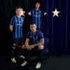 tenue-officielle-inter-milan-a-domicile-jersey-de-football-rayures-nerazzurri Equipamento oficial Inter Milan em casa jersey de futebol riscas nerazzurri