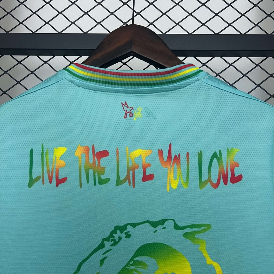 tshirt-football-ajax-amsterdam-hommage-bob-marley-tenue-domicile-2025-2026 T-shirt futebol Ajax Amsterdam homenagem Bob Marley equipamento principal 2025 2026