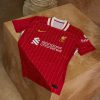 túnica de futebol Liverpool kit casa vermelho com emblema do clube