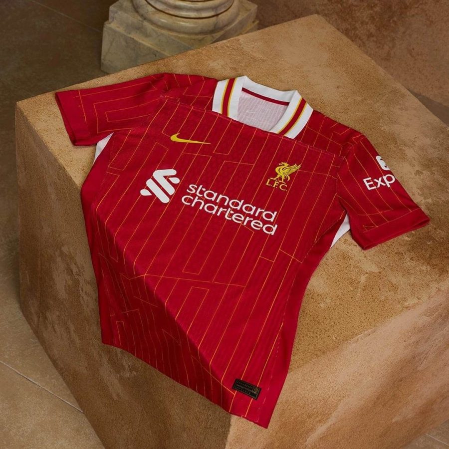 túnica de futebol Liverpool kit casa vermelho com emblema do clube
