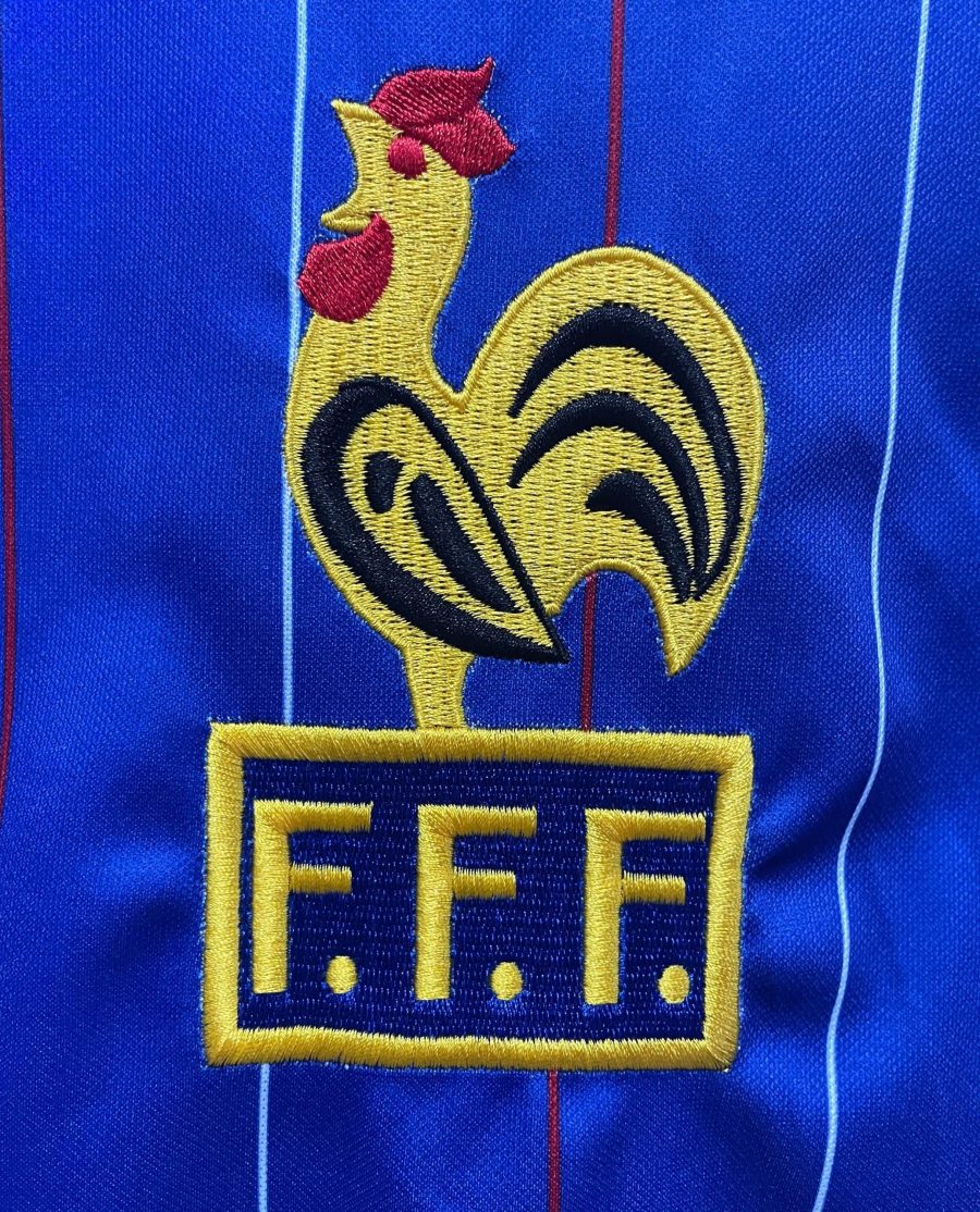 tunique-football-france-domicile-annee-mille-neuf-cent-quatre-vingt-deux-style-classique Túnica futebol França Principal ano mil novecentos e oitenta e dois estilo clássico