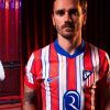 tunique-officielle-atletico-madrid-a-domicile-avec-blason-du-club-et-rayures-rouges Túnica oficial Atletico Madrid principal com emblema do clube e riscas vermelhas