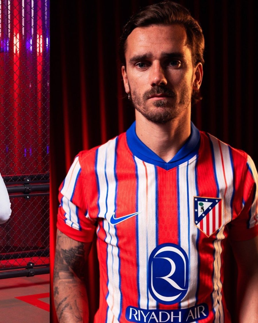 tunique-officielle-atletico-madrid-a-domicile-avec-blason-du-club-et-rayures-rouges Túnica oficial Atletico Madrid principal com emblema do clube e riscas vermelhas