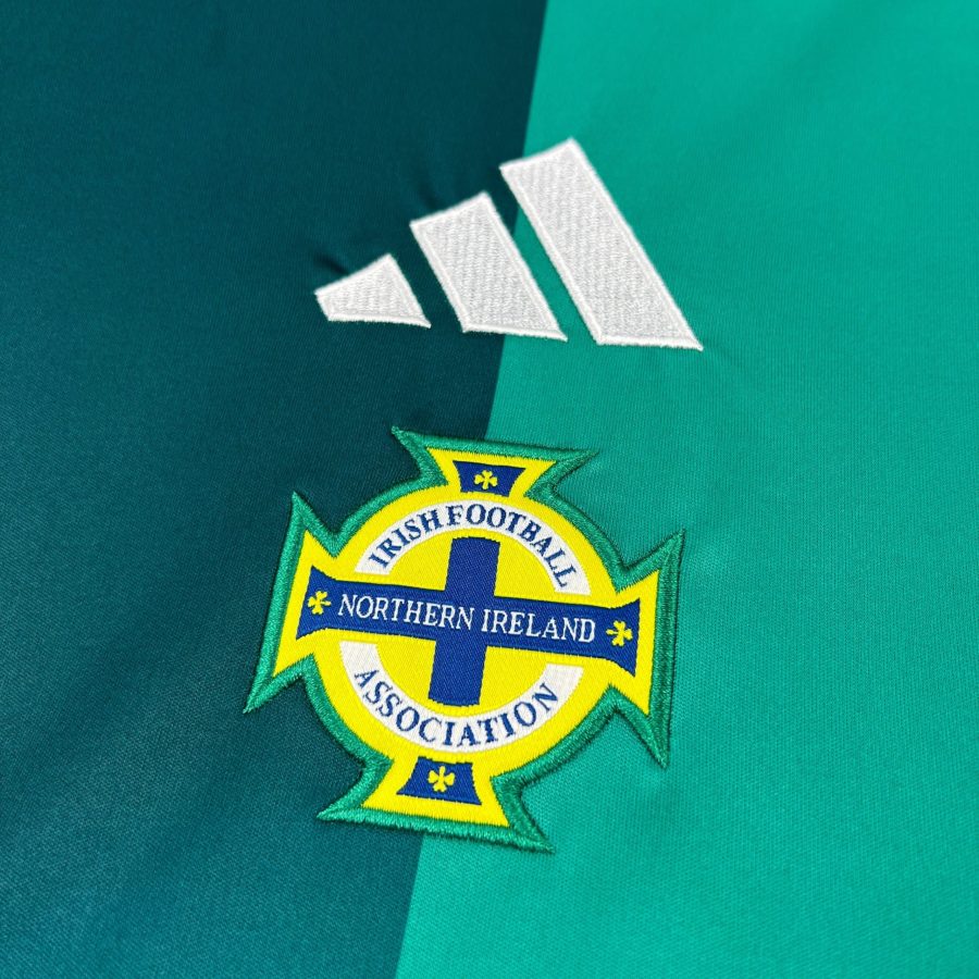 Túnica oficial Irlanda do Norte cor principal 2026