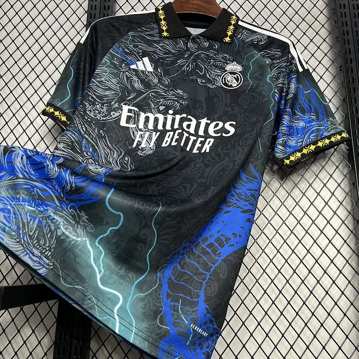 137f6d08545786de9650178ce6ad6ec9.jpg Camisola Real Madrid 2024-2025 Concept Streetwear