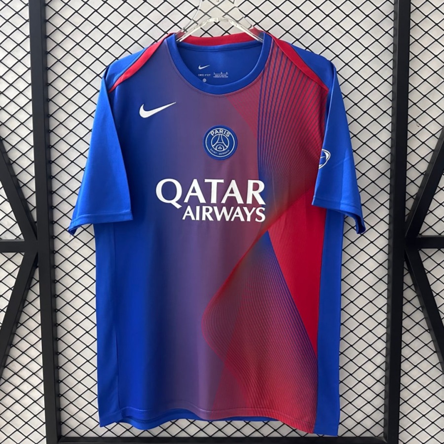 1d15bb280a5325ff2fe8cee9cb2361a4.jpg Camisola PSG 25/26 Especial Azul e Vermelha