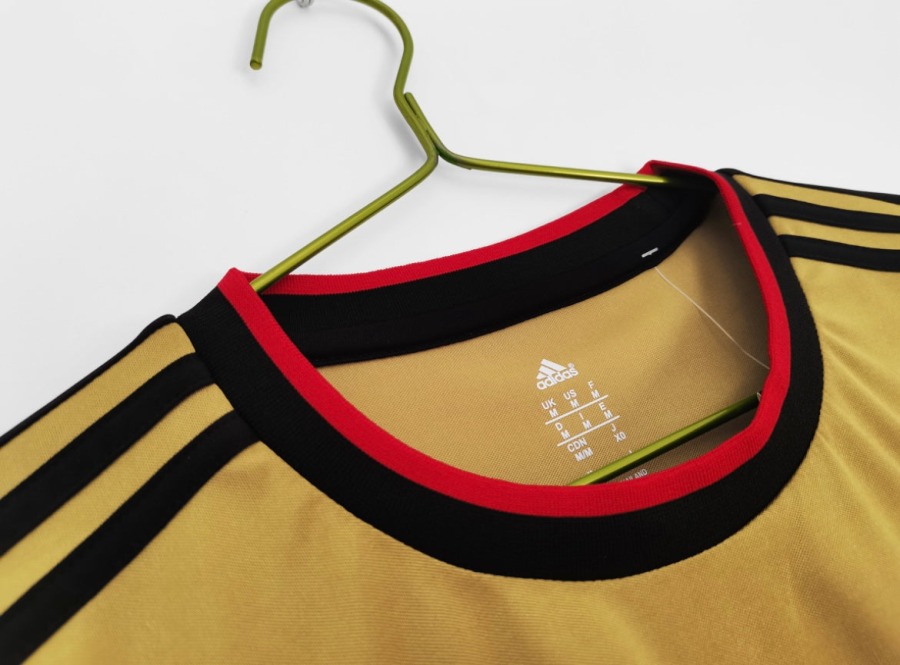2197B739-E6FB-43AB-88BD-1BD0335506BE.jpg Camisola AC Milan Alternativa 2013/14