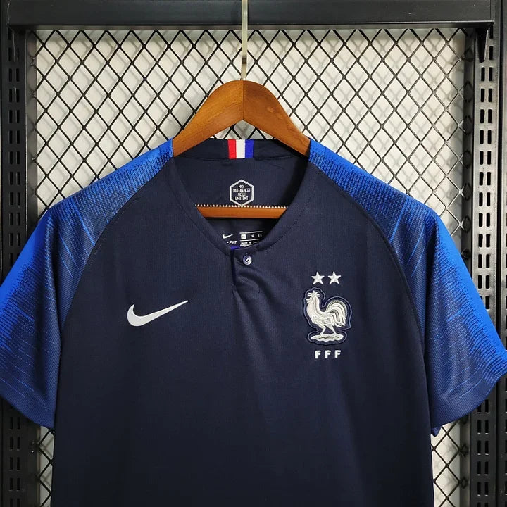 28dffe603326f5268b283aa6aba649f6_b34c64d8-5f27-4c4d-b8d8-2f2cef77f17c.jpg Camisola Seleção Francesa Retro 2018