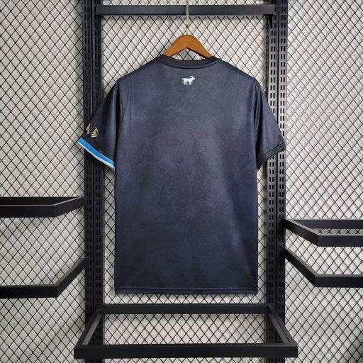 3A604CE6A53E6EC8387D4BCECE05964D.2178_540x_7e119590-9415-4d8e-b322-fb30aeace23b.jpg Camisola Argentina 2023-24 La Pulga Preto Edição Especial