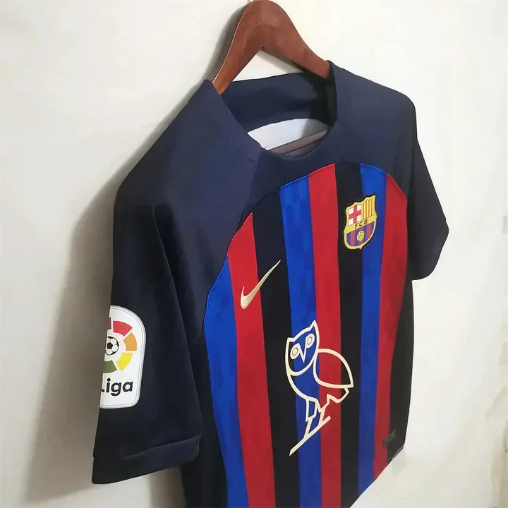 3cbbfed61e4ab680eb276c7de752d8a1.jpg Camisola Barcelona 2022-2023 Edição Clássico