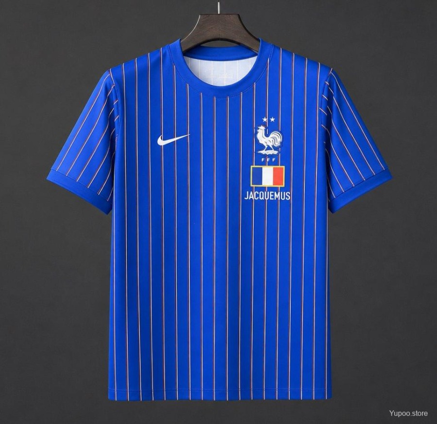 63c16b2799e06c46df2a0631d0df7ec7.jpg Camisola França 2026 Edição Especial Jacquemus Azul