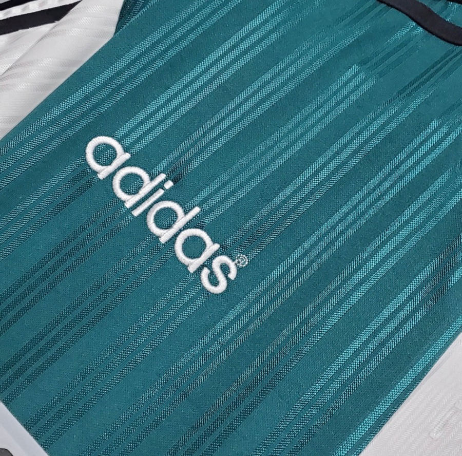 68EB4BF6-DD64-497E-B874-53F906C0AEC7.jpg Camisola Liverpool 1995/96 Alternativa