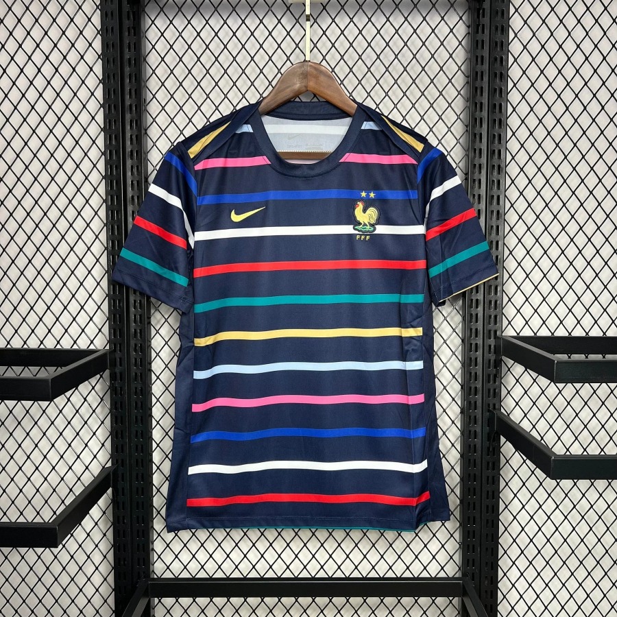 7842c7e6ed9c5ab44bd872a97bc22656.jpg Camisola França Treino 2024-2025