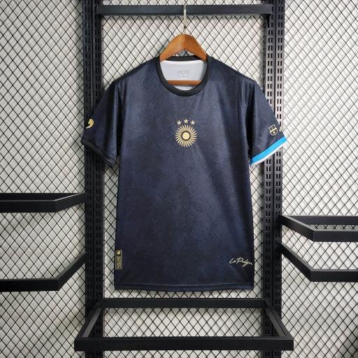 7865F7ACE71BED5E7B4D9DD5BBD32815_540x_49febc15-9e0c-4b51-8d99-c4738e85e751.jpg Camisola Argentina 2023-24 La Pulga Preto Edição Especial