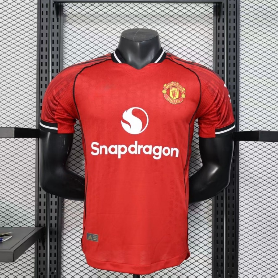 8e5642f17219c60cfaaa384f74156d4b.jpg Camisola Manchester United Home 2025/26 Versão Jogador