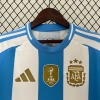 A7B1FB47-FDF6-4386-A0F1-30E3E6257ED1_540x_fee428cf-235b-4237-ba3e-8674501667ea.jpg Camisola Argentina Principal 2024-2025