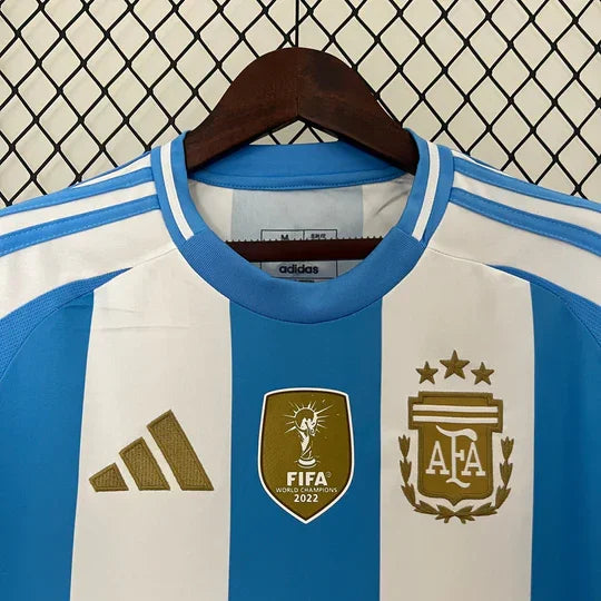 A7B1FB47-FDF6-4386-A0F1-30E3E6257ED1_540x_fee428cf-235b-4237-ba3e-8674501667ea.jpg Camisola Argentina Principal 2024-2025