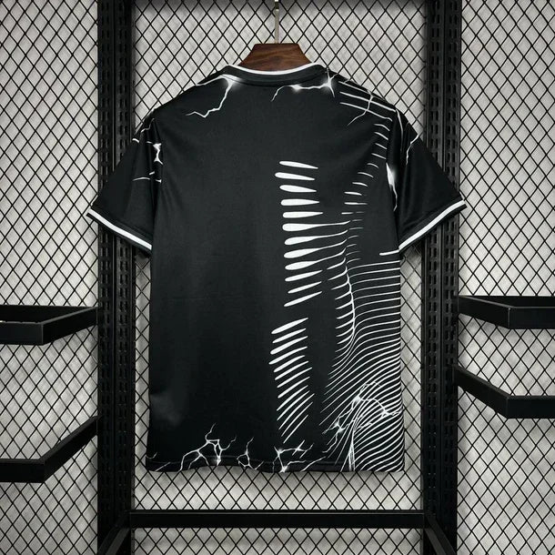 Image_188_610x_crop_center_db3a774b-92cb-43f6-9230-809b6c82a332.jpg Camisola Real Madrid Preta & Cinza Pantera 2024/25