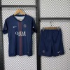 c2903ab57a3edf3f2c2c47dce033dfaa_8ab23bb1-864d-412d-b86e-53eb86b1a6cf.jpg Camisola Principal PSG 2025/26 Adulto