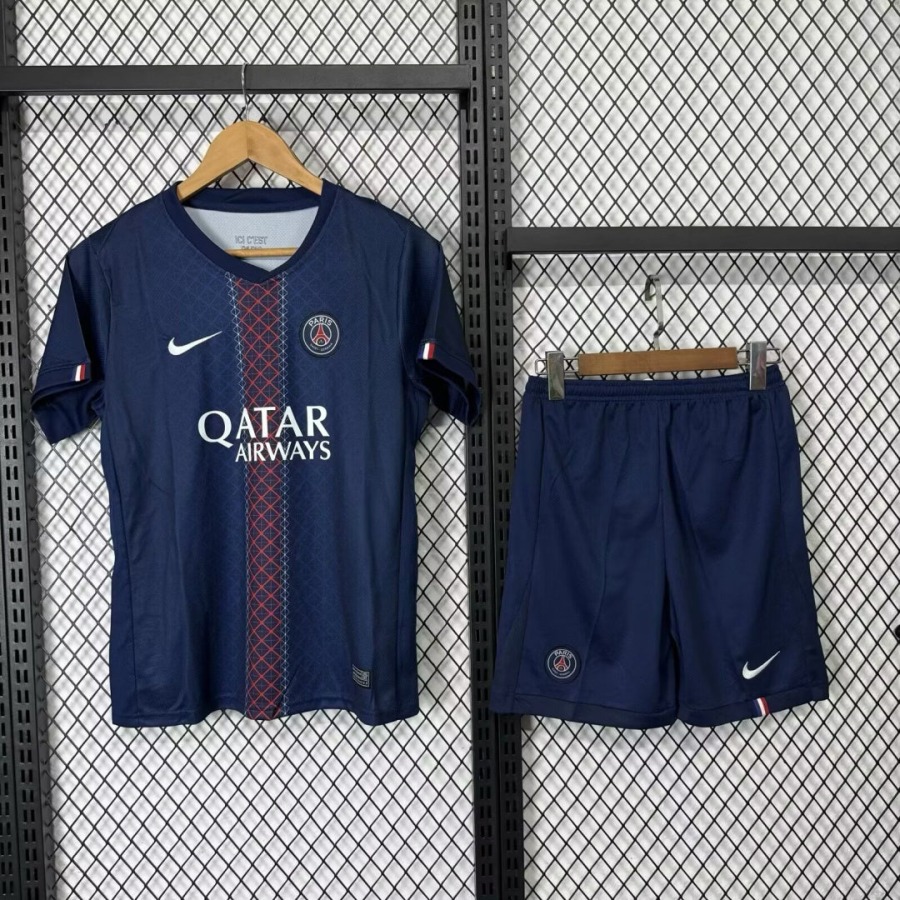 c2903ab57a3edf3f2c2c47dce033dfaa_8ab23bb1-864d-412d-b86e-53eb86b1a6cf.jpg Camisola Principal PSG 2025/26 Adulto